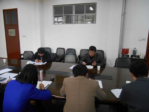 国产自拍
党的群众路线教育实践活动领导班子专题民主生活会现场图片一.jpg